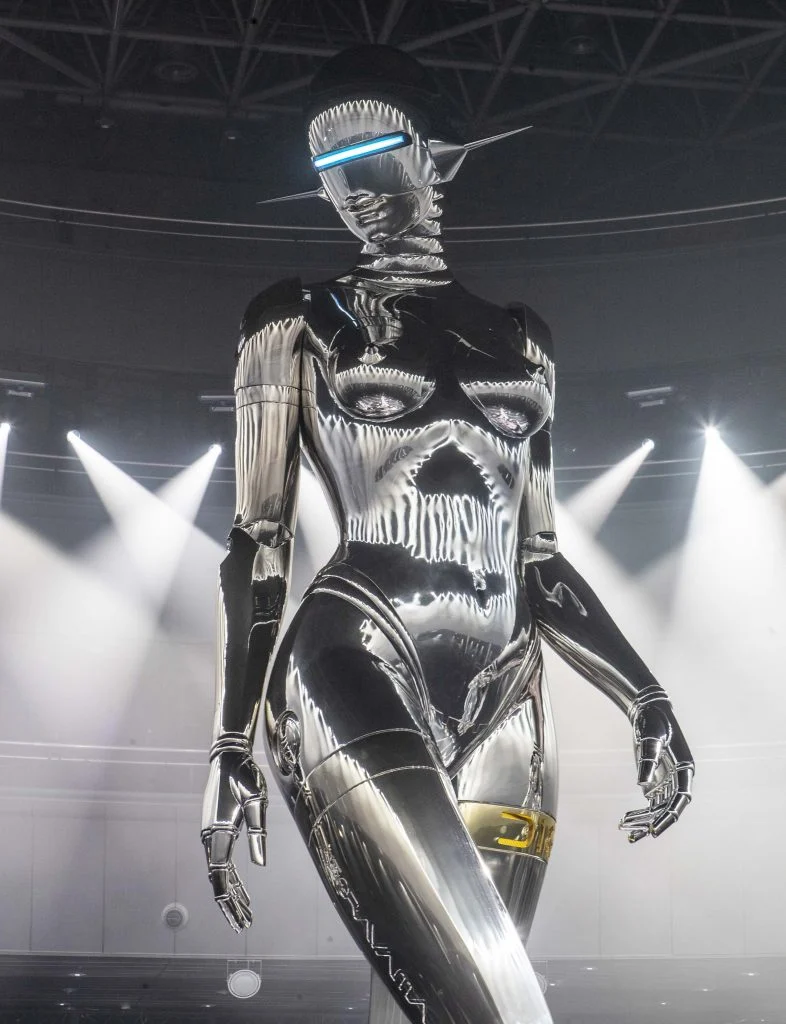 Instalación de Hajime Sorayama en el show de pre-otoño de Dior (2019)